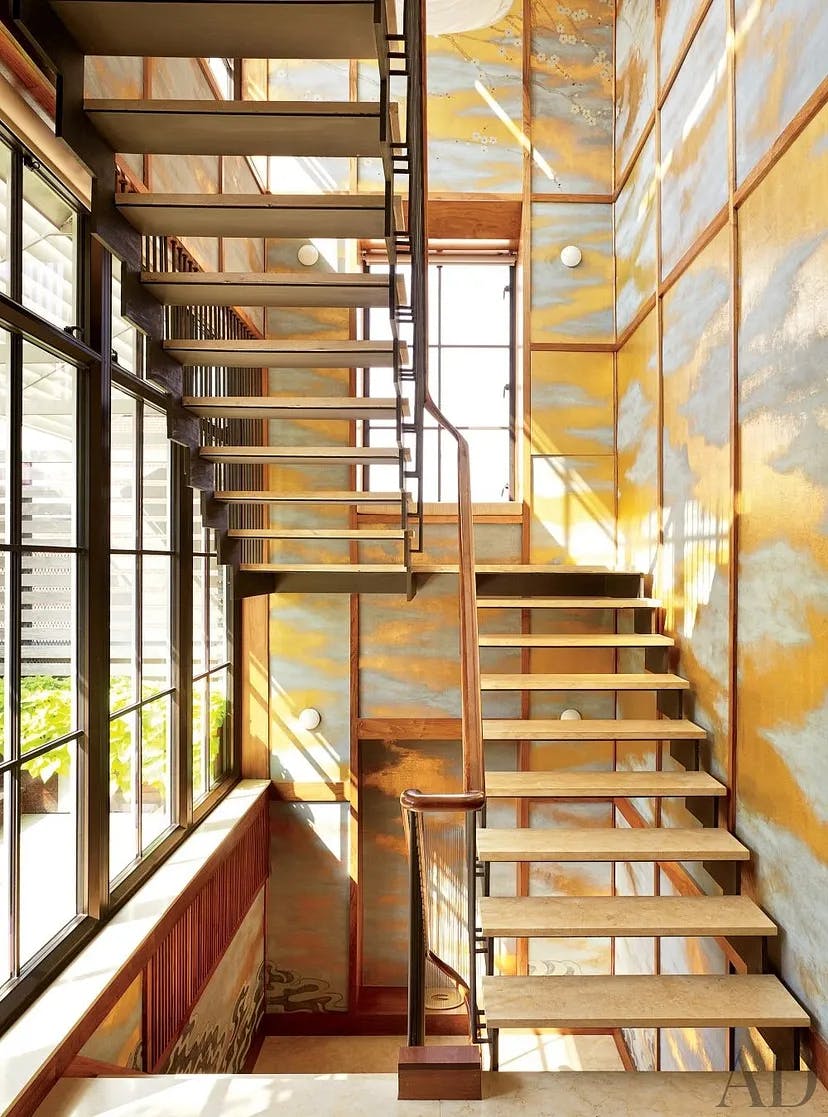 u -shaped stairs, or half turn In a Manhattan apartment, a wallpaper conceived by Ernest de la Torre and custom-made by de Gournay decorates the three-story stairwell.